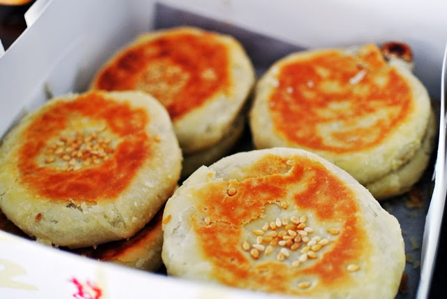 Tau sar piah in a box at Loong Fatt Sar Piah Balestier