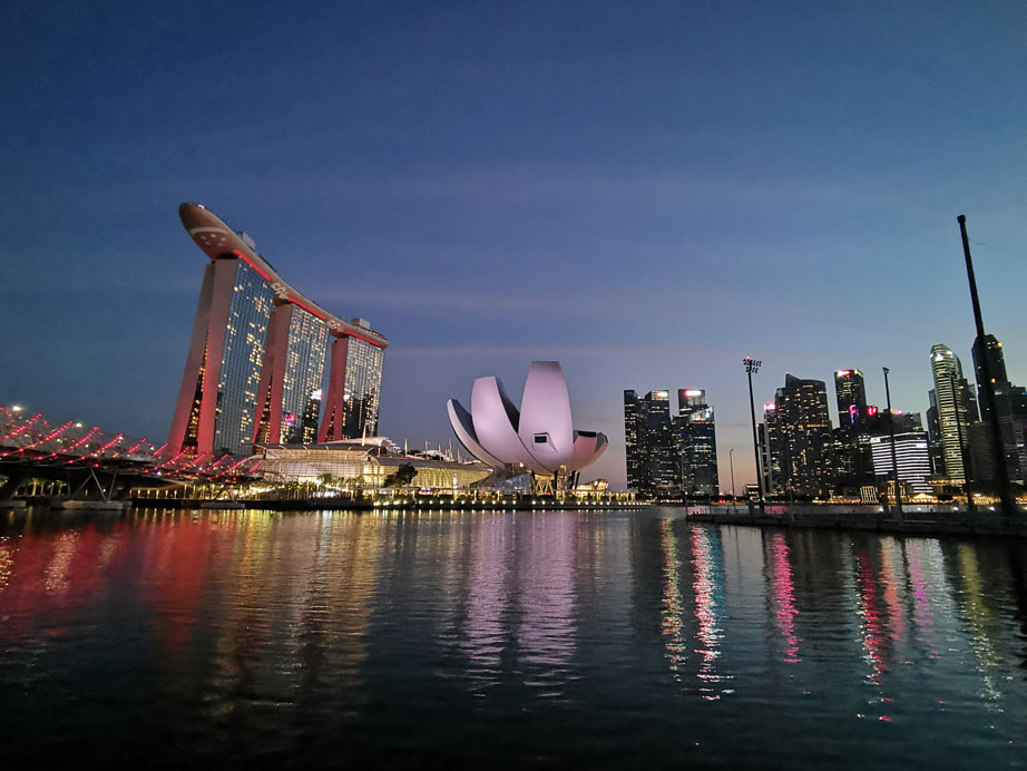 Marina bay sands and floating platform at night in Marina bay