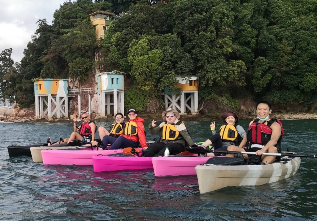 kayakers posing in front of Fort Siloso