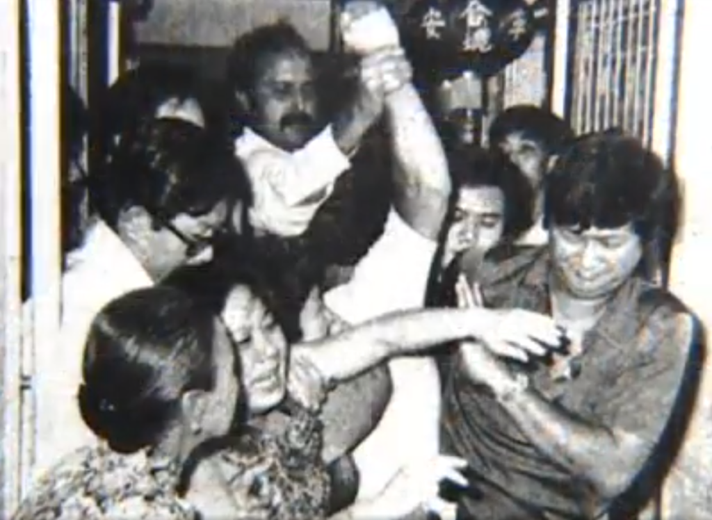 neighbours grieving at 1979 Tan family Geylang Bahru murder crime scene